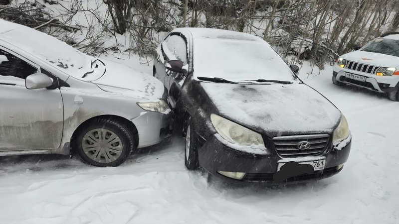 Водитель автомобиля Хендэ не смог подняться на подъём в районе дома Красноармейская 119 — фото 2