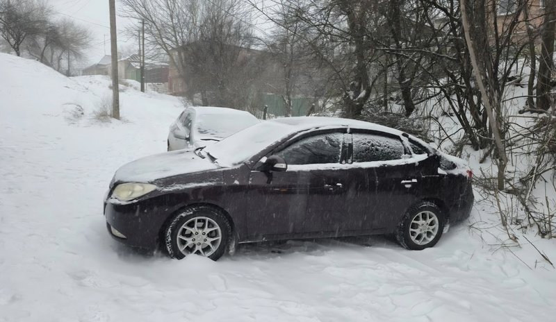 Водитель автомобиля Хендэ не смог подняться на подъём в районе дома Красноармейская 119 — фото 3