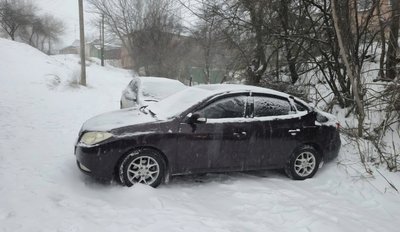 Водитель автомобиля Хендэ не смог подняться на подъём в районе дома Красноармейская 119 — фото 3