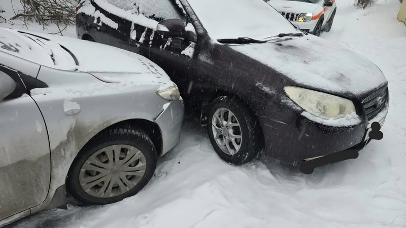 Водитель автомобиля Хендэ не смог подняться на подъём в районе дома Красноармейская 119 — фото 4