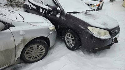 Водитель автомобиля Хендэ не смог подняться на подъём в районе дома Красноармейская 119 — фото 4