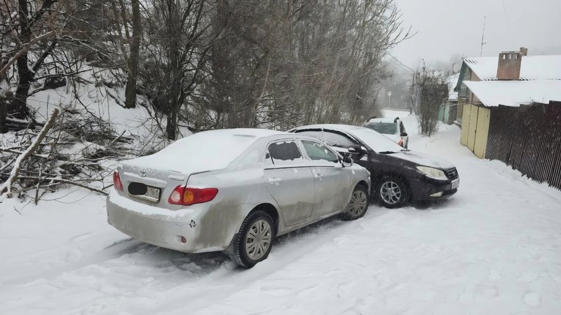 Водитель автомобиля Хендэ не смог подняться на подъём в районе дома Красноармейская 119 — фото 5
