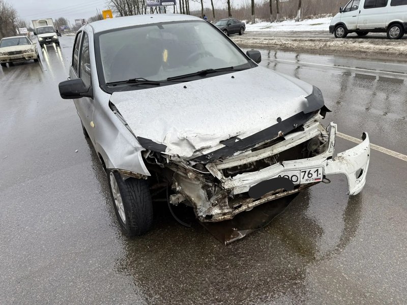 На выезде из Новочеркасска водитель Гранты не справился с управлением и выскочил на полосу... — фото 1
