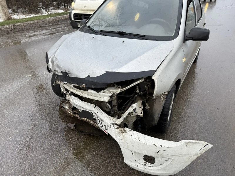 На выезде из Новочеркасска водитель Гранты не справился с управлением и выскочил на полосу... — фото 2
