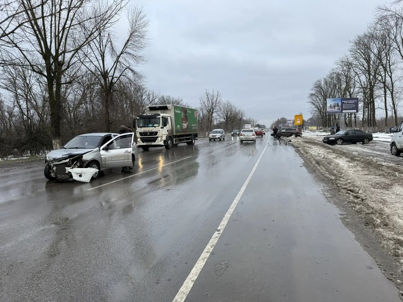 На выезде из Новочеркасска водитель Гранты не справился с управлением и выскочил на полосу... — фото 4