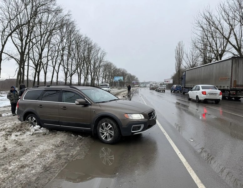 На выезде из Новочеркасска водитель Гранты не справился с управлением и выскочил на полосу... — фото 5
