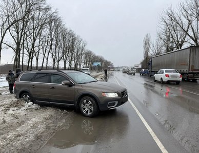 На выезде из Новочеркасска водитель Гранты не справился с управлением и выскочил на полосу... — фото 5