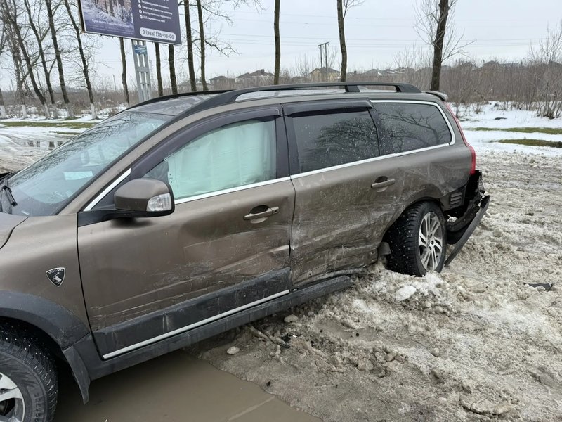 На выезде из Новочеркасска водитель Гранты не справился с управлением и выскочил на полосу... — фото 6