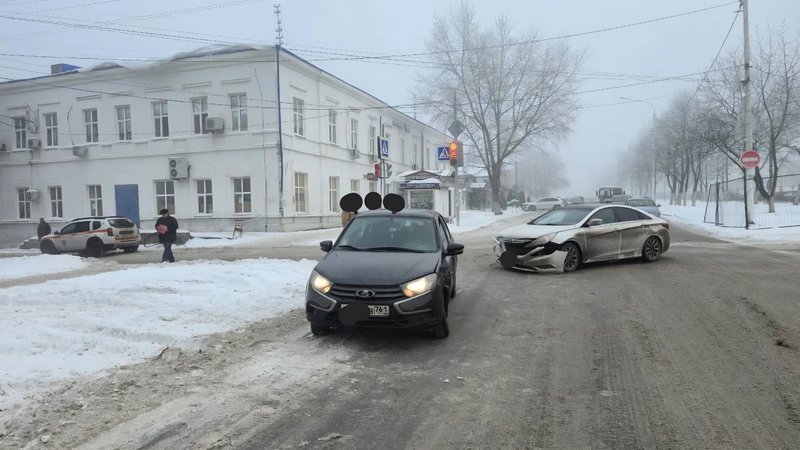 На пересечении Платовского и Пушкинской водитель Хендэ при повороте налево не пропустил Гранту — фото 3