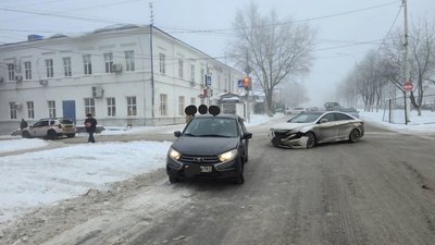 На пересечении Платовского и Пушкинской водитель Хендэ при повороте налево не пропустил Гранту — фото 3