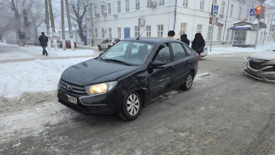 На пересечении Платовского и Пушкинской водитель Хендэ при повороте налево не пропустил Гранту — фото 4