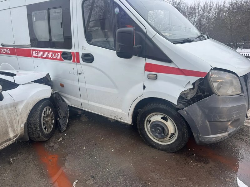 Девушка на Форде проигнорировала знак "уступи дорогу" на Макаренко и врезалась в автомобиль скорой... — фото 1