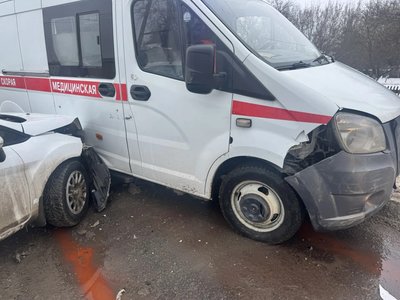 Девушка на Форде проигнорировала знак "уступи дорогу" на Макаренко и врезалась в автомобиль скорой...