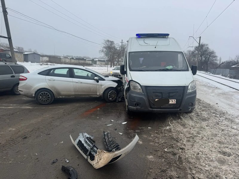 Девушка на Форде проигнорировала знак "уступи дорогу" на Макаренко и врезалась в автомобиль скорой... — фото 2