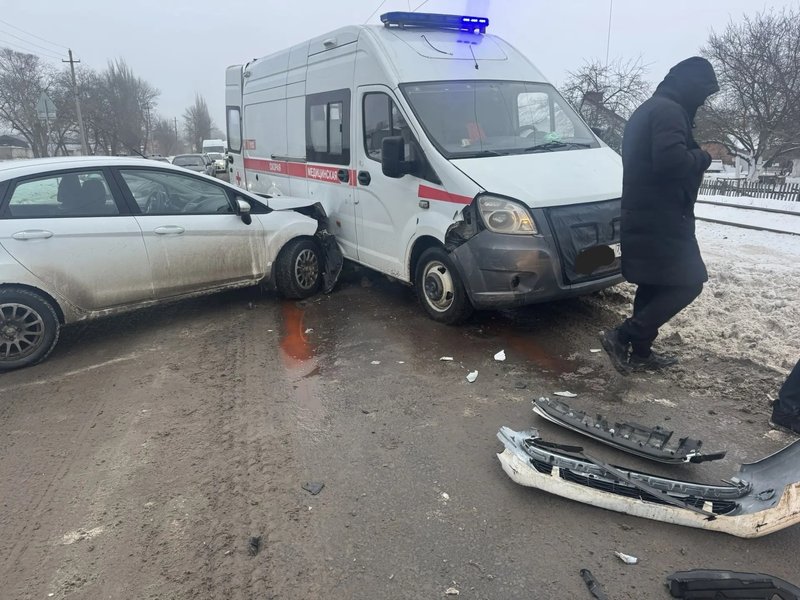 Девушка на Форде проигнорировала знак "уступи дорогу" на Макаренко и врезалась в автомобиль скорой... — фото 3