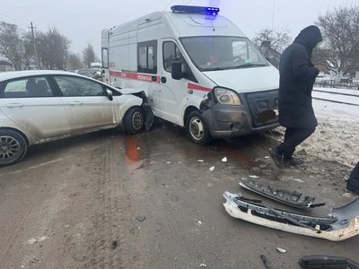 Девушка на Форде проигнорировала знак "уступи дорогу" на Макаренко и врезалась в автомобиль скорой... — фото 3