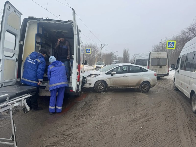 Девушка на Форде проигнорировала знак "уступи дорогу" на Макаренко и врезалась в автомобиль скорой... — фото 4