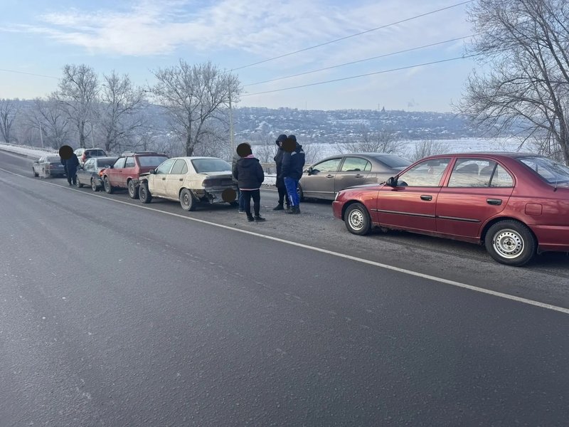 Девушка на красном Акценте отвлеклась за рулём и собрала паровозик и пробку на мосту — фото 2