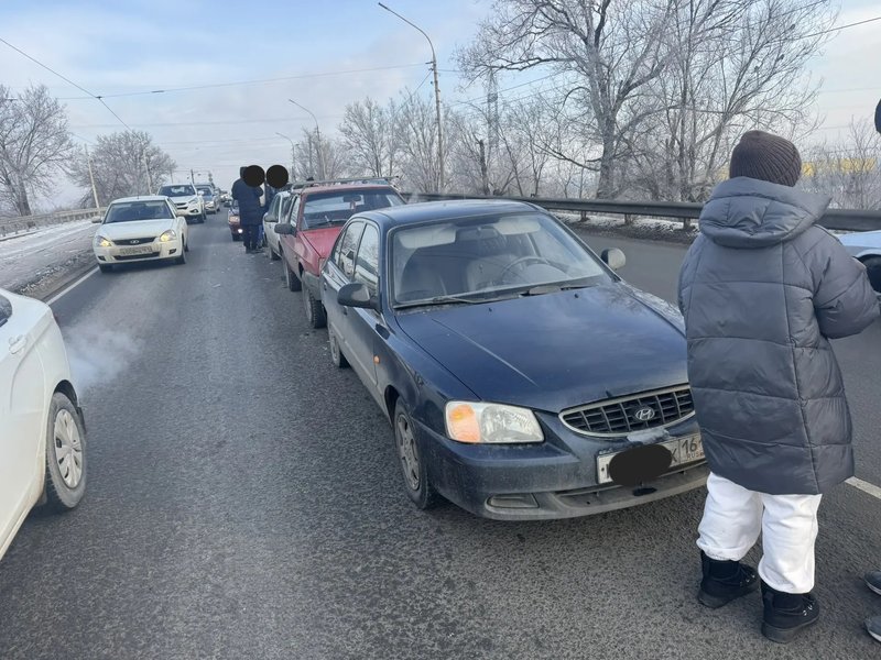 Девушка на красном Акценте отвлеклась за рулём и собрала паровозик и пробку на мосту — фото 4