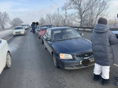 Девушка на красном Акценте отвлеклась за рулём и собрала паровозик и пробку на мосту — фото 4