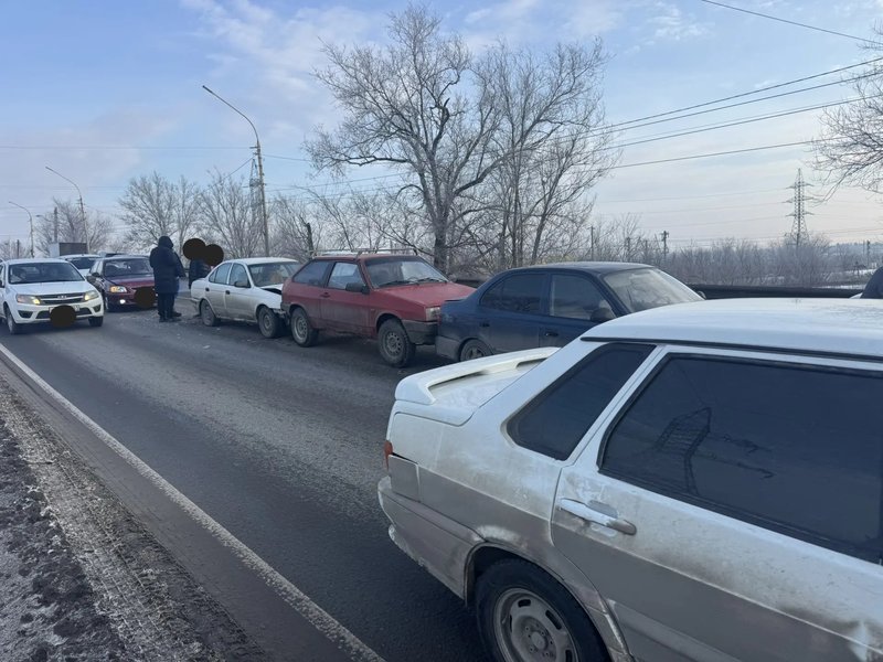 Девушка на красном Акценте отвлеклась за рулём и собрала паровозик и пробку на мосту — фото 5