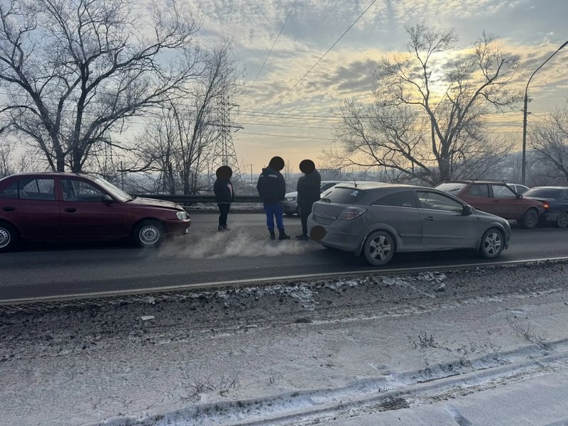 Девушка на красном Акценте отвлеклась за рулём и собрала паровозик и пробку на мосту — фото 6