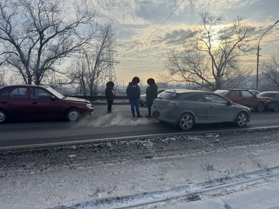 Девушка на красном Акценте отвлеклась за рулём и собрала паровозик и пробку на мосту — фото 6