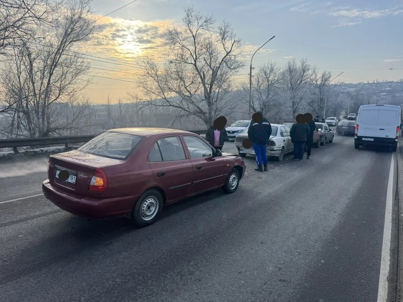 Девушка на красном Акценте отвлеклась за рулём и собрала паровозик и пробку на мосту — фото 7