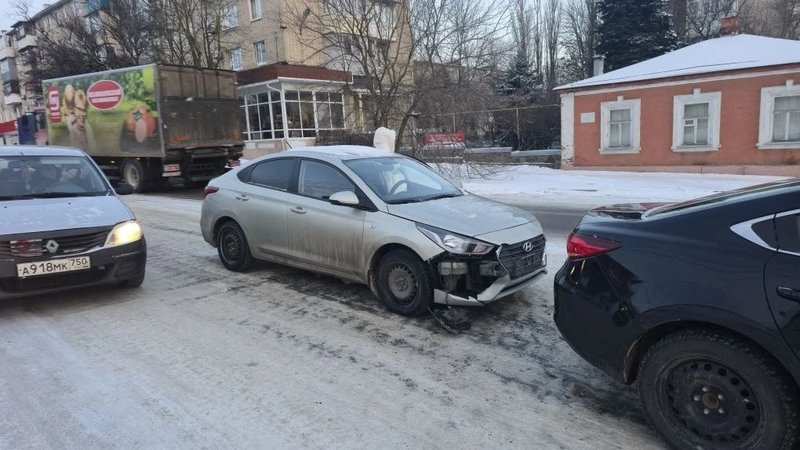 Водитель Соляриса отвлеклась и не смогла остановиться перед Маздой на пересечении Будённовской /... — фото 2