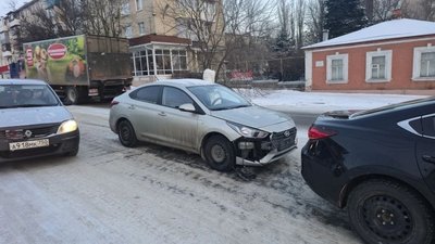 Водитель Соляриса отвлеклась и не смогла остановиться перед Маздой на пересечении Будённовской /... — фото 2