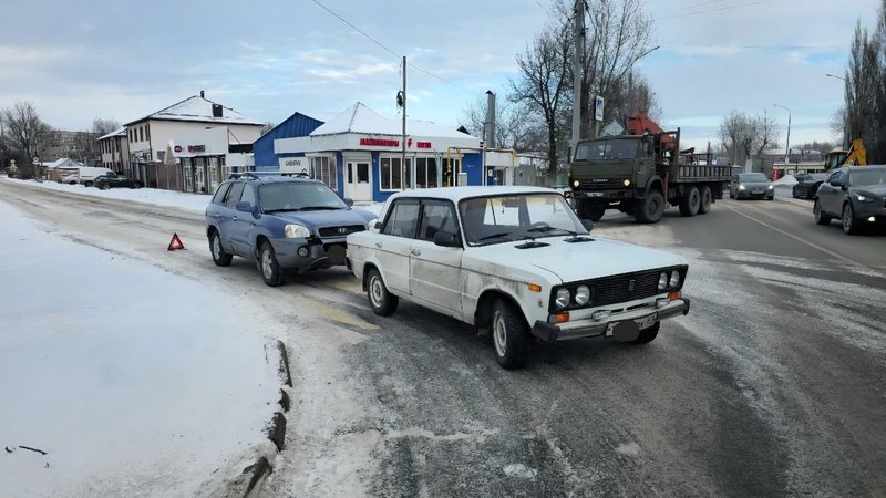 В Новочеркасске коммунальные службы работали над расчисткой снега в течение всей ночи — фото 4