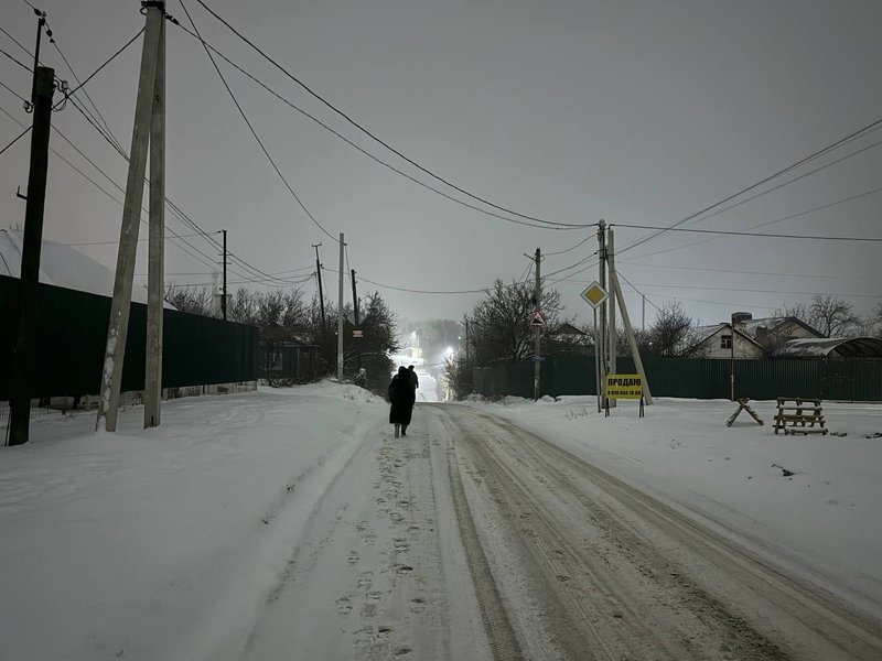 Жители Ключевого были вынуждены добираться до своей остановки вечером пешком — фото 2