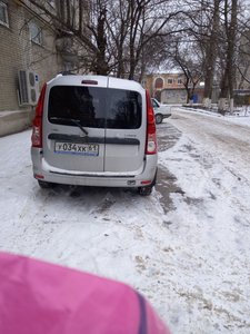Фотографии этих мастеров парковки на тротуарах прислали нам жители дома Калинина 69