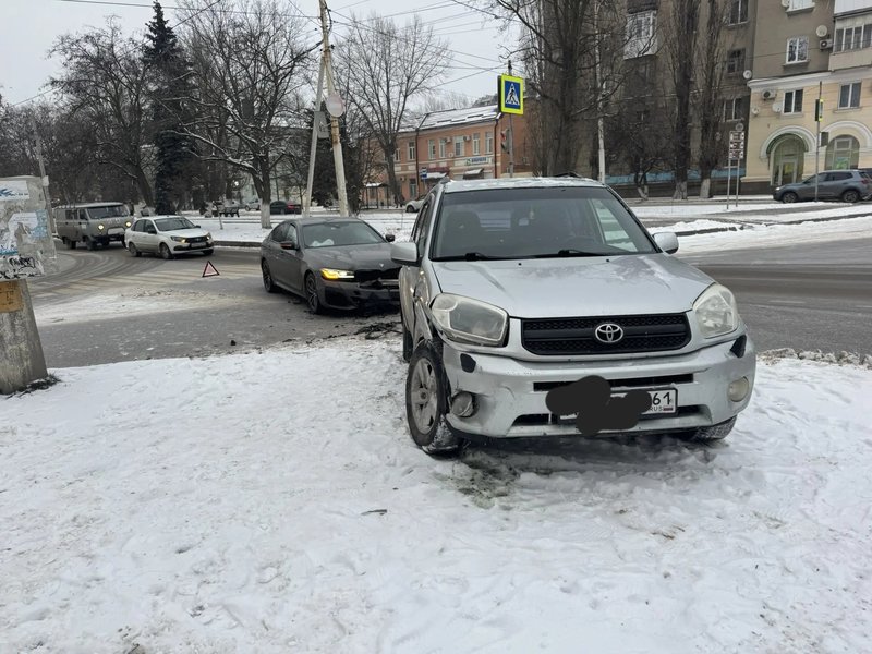 Неприятная авария произошла утром на пересечении Ермака и Дубовского из-за спешки — фото 1