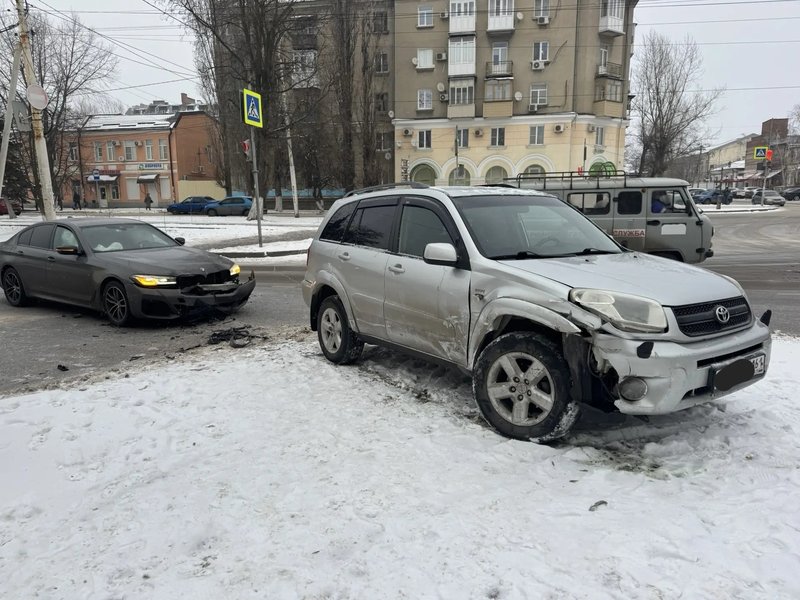 Неприятная авария произошла утром на пересечении Ермака и Дубовского из-за спешки — фото 2