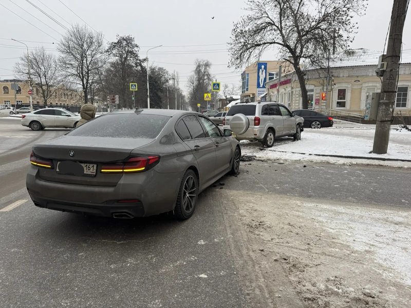 Неприятная авария произошла утром на пересечении Ермака и Дубовского из-за спешки — фото 3