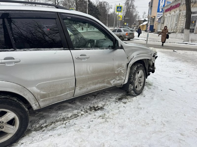 Неприятная авария произошла утром на пересечении Ермака и Дубовского из-за спешки — фото 6