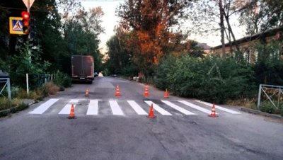 По поручению главы администрации города специалисты нанесли дорожную разметку «зебра» на пешеходных переходах — фото 2