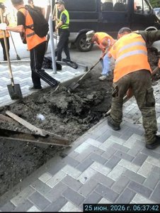 По поручению главы администрации города специалисты нанесли дорожную разметку «зебра» на пешеходных переходах — фото 3