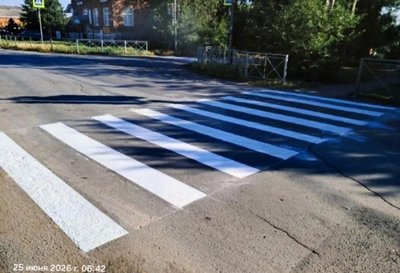 По поручению главы администрации города специалисты нанесли дорожную разметку «зебра» на пешеходных переходах — фото 4