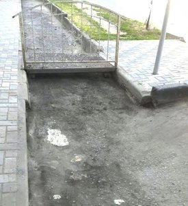 По поручению главы администрации города специалисты нанесли дорожную разметку «зебра» на пешеходных переходах — фото 5