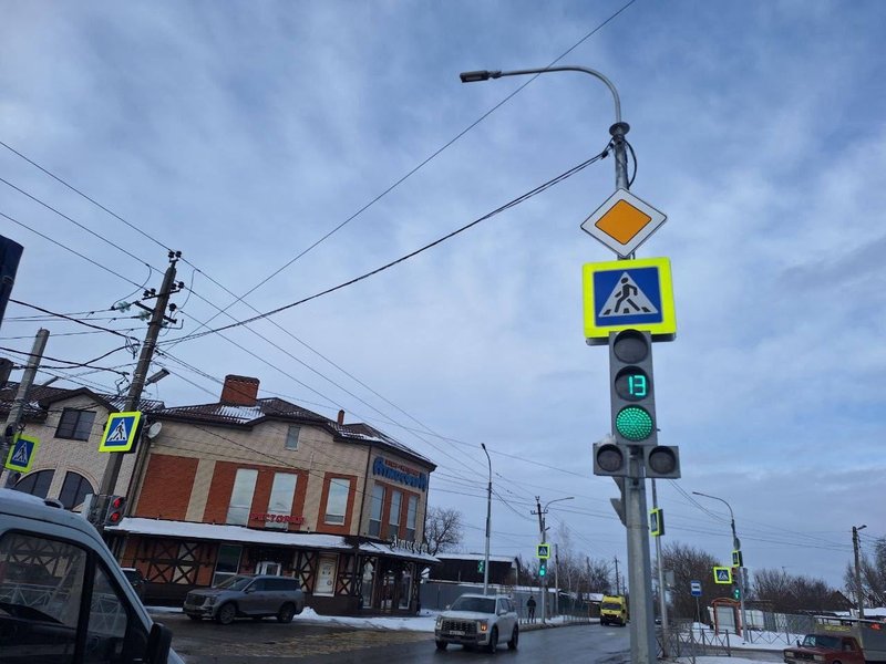 На перекрестке улиц Сарматской и Ященко введен в эксплуатацию новый светофор — фото 2
