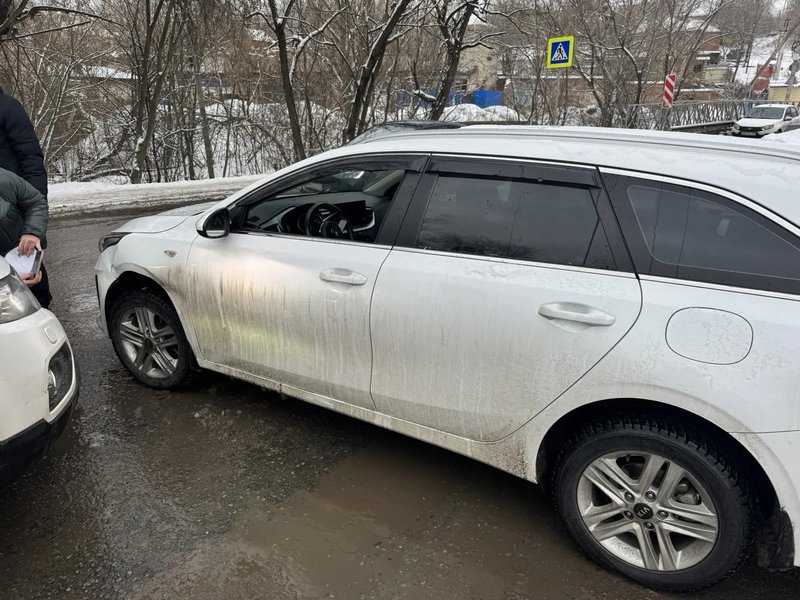 Девушка (да опять) на легковом автомобиле Киа не пропустила кроссовер Киа в районе мостика на... — фото 1