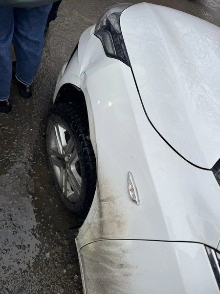 Девушка (да опять) на легковом автомобиле Киа не пропустила кроссовер Киа в районе мостика на... — фото 2