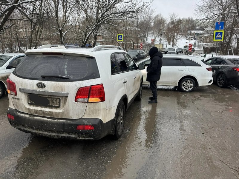 Девушка (да опять) на легковом автомобиле Киа не пропустила кроссовер Киа в районе мостика на... — фото 3