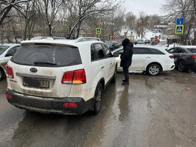 Девушка (да опять) на легковом автомобиле Киа не пропустила кроссовер Киа в районе мостика на... — фото 3