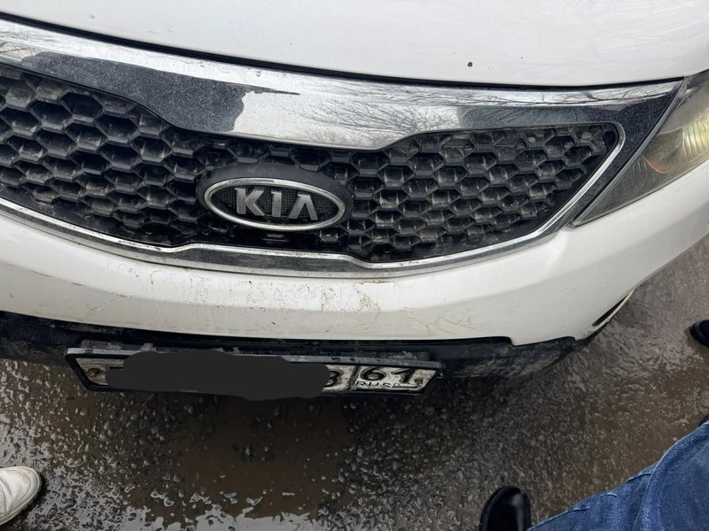 Девушка (да опять) на легковом автомобиле Киа не пропустила кроссовер Киа в районе мостика на... — фото 4