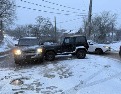 Девушка на автомобиле Jeep ехала по спуску Герцена и при попытке повернуть направо доскользила до...