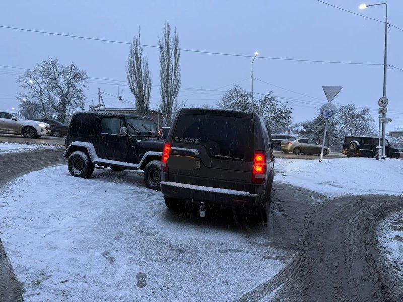 Девушка на автомобиле Jeep ехала по спуску Герцена и при попытке повернуть направо доскользила до... — фото 2