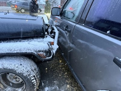 Девушка на автомобиле Jeep ехала по спуску Герцена и при попытке повернуть направо доскользила до... — фото 3